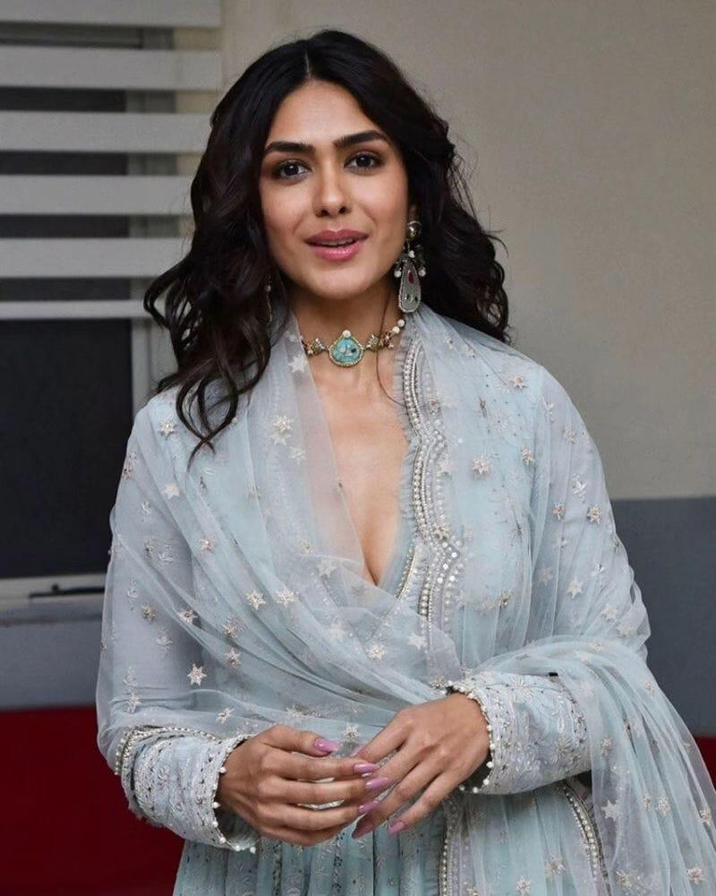 mrunal-thakur-cute-expression